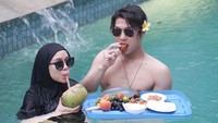 Leslar begitu pasangan ini kerap dipanggil juga tampak menikmati buah-buahan yang mereka bawa ke kolam renang itu. Lesti tampak menikmati segarnya kelapa muda. Foto: Instagram @rizkybillar @lestykejora, YouTube