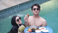 Lesti dan Rizky Billar juga pernah membuat floating breakfast dari nampan plastik dan diisikan aneka buah. Momen ini pernah dianggap lucu oleh penggemar keduanya. Foto: Instagram @rizkybillar @lestykejora, YouTube