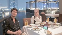 Momen makan malam romantis juga pernah mereka bagikan. Keduanya mengunjungi restoran bintang 5 dengan area outdoor yang menampilkan city view cantik. Foto: Instagram @rizkybillar @lestykejora, YouTube