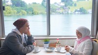 Belum lama ini, Lesti dan Billar sempat liburan bersama ke Paris. Momen keduanya ngopi di kafe dengan pemandangan danau cantik sempat membuat gemas para penggemarnya. Foto: Instagram @rizkybillar @lestykejora, YouTube