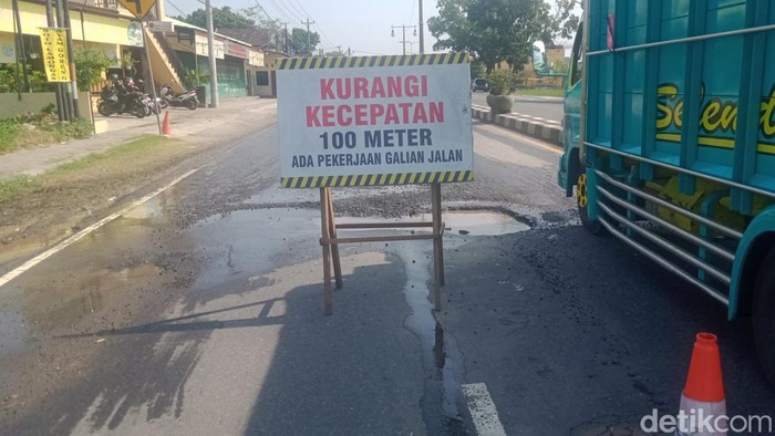 Lubang yang ada di jalur utama Solo-Jogja, tepatnya di Desa Gatak, Delanggu, Kabupaten Klaten. Foto diambil Kamis (29/9/2022).