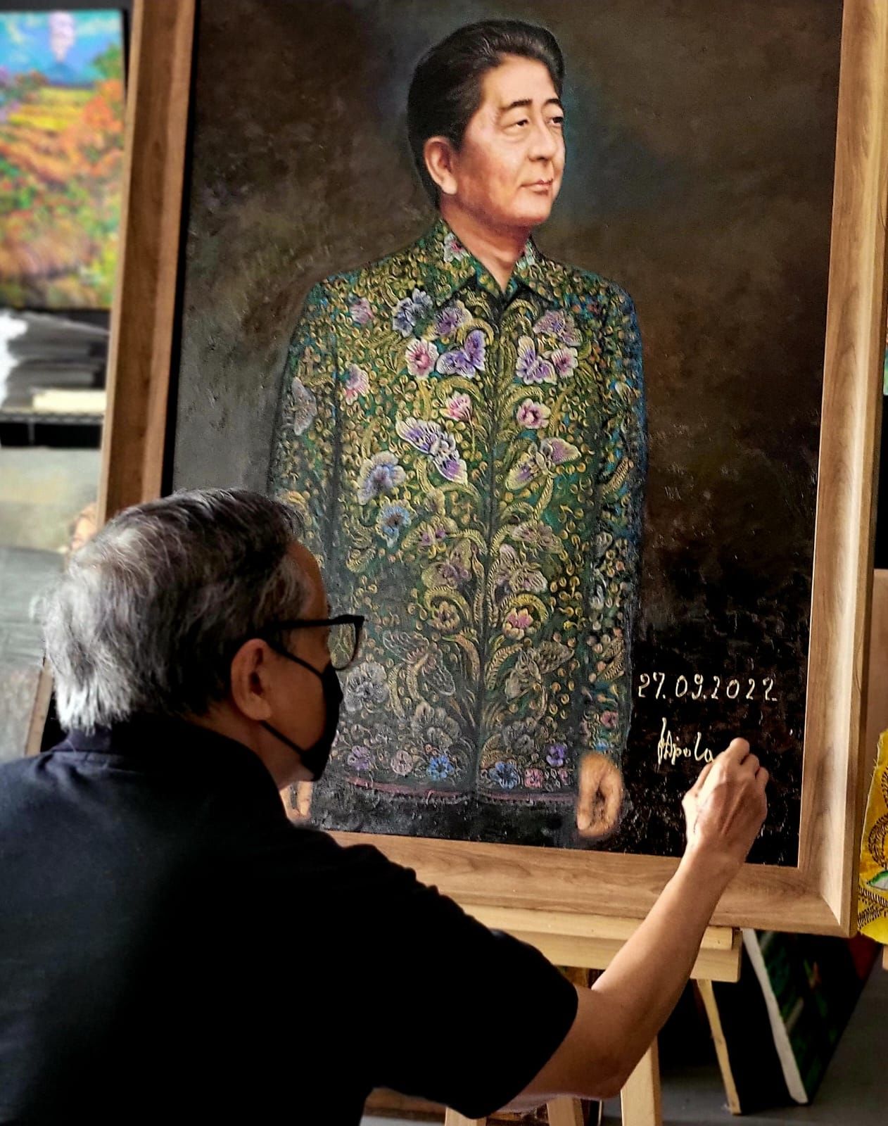 Lukisan Dipo Alam berupa sosok Shinzo Abe mengenakan pakaian batik