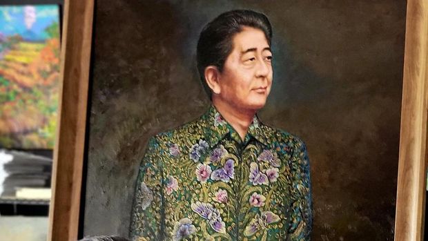 Lukisan Dipo Alam berupa sosok Shinzo Abe mengenakan pakaian batik