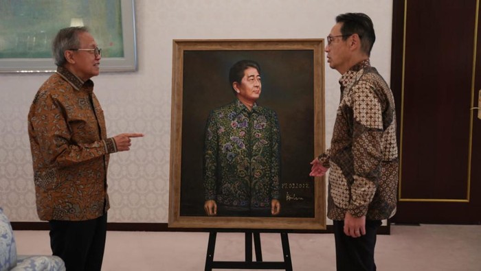 Lukisan Dipo Alam berupa sosok Shinzo Abe mengenakan pakaian batik