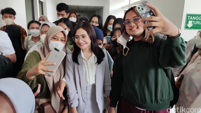 Mahasiswa berswafoto dengan Prilly Latuconsina di UGM, Kamis (29/9/2022).