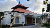 Pembangunan terminal VVIP Bandara Ngurah Rai dilaksanakan oleh kontraktor PT Wijaya Karya dan konsultan supervisi PT Virama Karya sejak 14 Maret 2022.