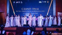Para finalis Putri Pariwisata Indonesia beraksi di atas panggung dalam acara malam grand final yang diselenggarakan di gedung Kementerian Pariwisata dan Ekonomi Kreatif, Jl Medan Merdeka Barat, Jakarta Pusat, Rabu (28/9/2022) malam.
