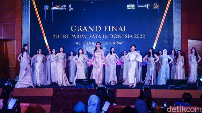 Para finalis Putri Pariwisata Indonesia beraksi di atas panggung dalam acara malam grand final yang diselenggarakan di gedung Kementerian Pariwisata dan Ekonomi Kreatif, Jl Medan Merdeka Barat, Jakarta Pusat, Rabu (28/9/2022) malam.