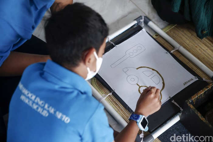 Sejumlah anak dari Sekolah Khusus Kak Seto tengah belajar membatik di Workshop Batik Kembang Mayang, Kota Tangerang, Kamis (29/9/2022). Anak berkebutuhan khusus ini mengikuti kegiatan belajar membatik dalam rangka mengenalkan kegiatan dan budaya membatik sekaligus melatih motorik mereka.