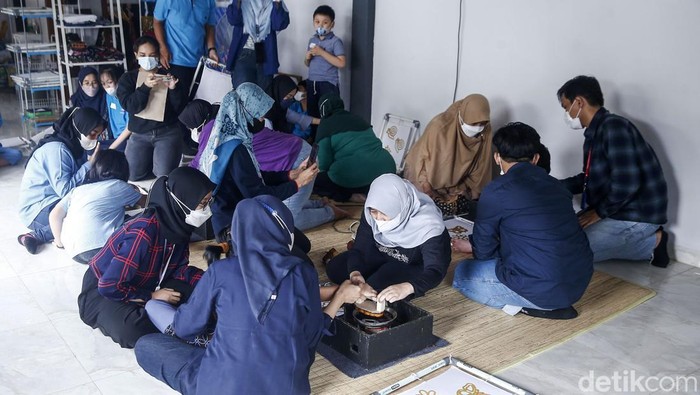 Sejumlah anak dari Sekolah Khusus Kak Seto tengah belajar membatik di Workshop Batik Kembang Mayang, Kota Tangerang, Kamis (29/9/2022). Anak berkebutuhan khusus ini mengikuti kegiatan belajar membatik dalam rangka mengenalkan kegiatan dan budaya membatik sekaligus melatih motorik mereka.