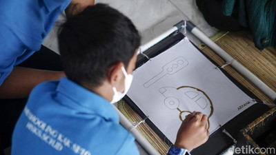 Melihat Semangat Anak-anak Berkebutuhan Khusus Belajar Membatik