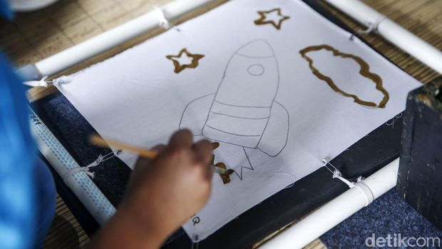 Sejumlah anak dari Sekolah Khusus Kak Seto tengah belajar membatik di Workshop Batik Kembang Mayang, Kota Tangerang, Kamis (29/9/2022). Anak berkebutuhan khusus ini mengikuti kegiatan belajar membatik dalam rangka mengenalkan kegiatan dan budaya membatik sekaligus melatih motorik mereka.