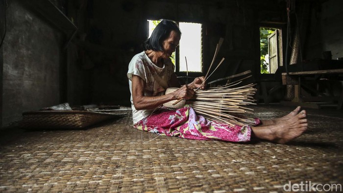 Nyai (65) membuat timei di Sibujit, Kalimantan Barat, Minggu (4/9/2022) lalu. Timei merupakan sebutan untuk tas tradisional di Sibujit.