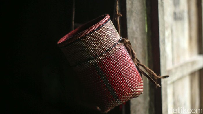 Mengenal Timei Tas Rajut Khas Sebujit Nyai (65) membuat timei di Sibujit, Kalimantan Barat, Minggu (4/9/2022) lalu. Timei merupakan sebutan untuk tas tradisional di Sibujit.