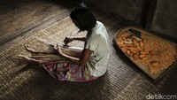 Pembuatan tas ini memakan waktu hingga 2 hari.