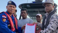 Penyerahan berita acara pemulangan nelayan oleh APMM kepada Polairud Polres Karimun. Nelayan yang terdampar di Malaysia itu berasal dari Kabupaten Karimun. (Foto: Istimewa)