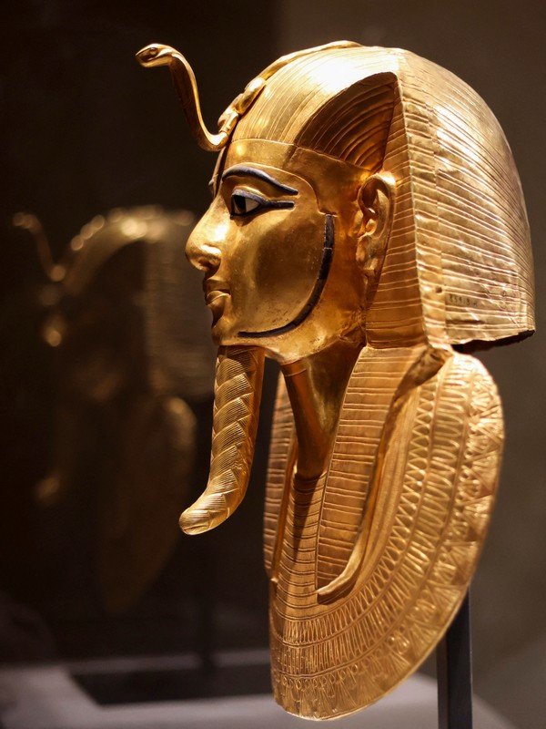 Selain sarfofagus ada topeng emas pemakaman Raja Psusennes I, yang ditemukan pada tahun 1940 oleh Pierre Montet.  