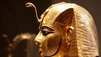Selain sarfofagus ada topeng emas pemakaman Raja Psusennes I, yang ditemukan pada tahun 1940 oleh Pierre Montet.  