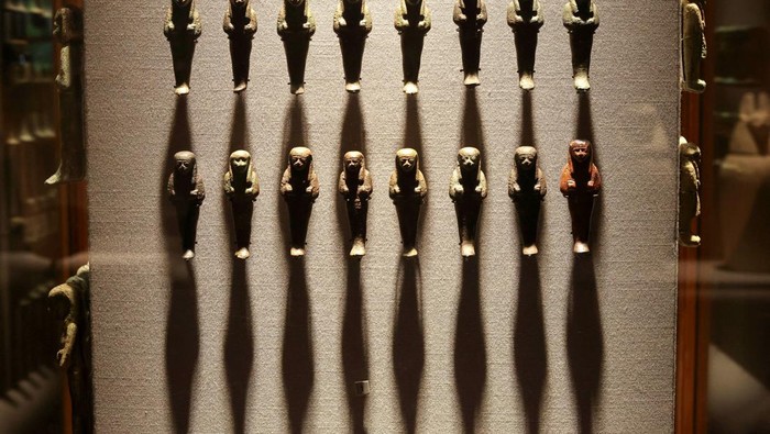 Mesir Pamerkan Sarkofagus Kuno Firaun dan Raja Tutankhamun The Black Granite sarcophagus of King Psusennes I is displayed at the Egyptian Museum as Egypt's Ministry of Tourism and Antiquities celebrates World Tourism Day, in Cairo, Egypt, September 27, 2022. REUTERS/Mohamed Abd El Ghany