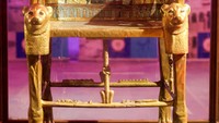 Salah satu koleksi kuno itu adalah Kursi kayu berlapis emas milik Raja Tutankhamun.  