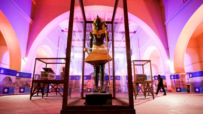 Mesir Pamerkan Sarkofagus Kuno Firaun dan Raja Tutankhamun The Black Granite sarcophagus of King Psusennes I is displayed at the Egyptian Museum as Egypt's Ministry of Tourism and Antiquities celebrates World Tourism Day, in Cairo, Egypt, September 27, 2022. REUTERS/Mohamed Abd El Ghany