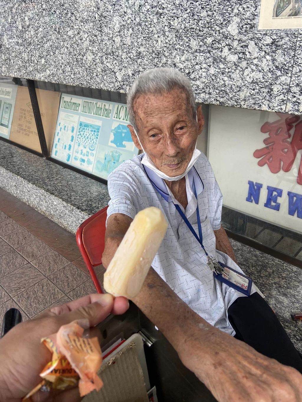 Meski Untungnya Kecil, Kakek Ini Tetap Semangat Jualan Es Krim