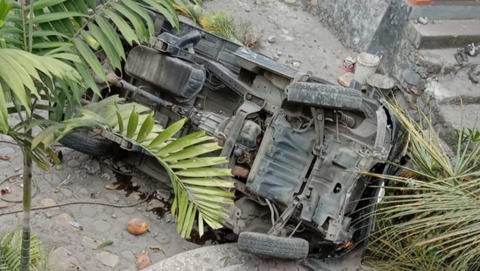 Mobil pikap yang dikemudikan oleh I Ketut Wirna terperosok ke rumah warga di Desa Seraya, Kecamatan dan Kabupaten Karangasem, Kamis (29/9/2022). (istimewa)