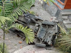 Salah Injak Rem, Pikap Terperosok ke Rumah Warga Seraya Karangasem