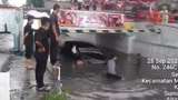 Banjir Bikin Mobil Tenggelam di Terowongan Medan