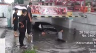 Horor! Mobil Tenggelam di Terowongan Yanglim Plaza Medan