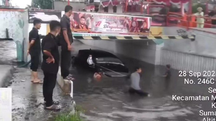 Proses evakuasi mobil yang tenggelam di terowongan Jalan Emas Medan. (Foto: Istimewa)