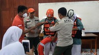 Siswa dicontohkan memakai pelampung agar siaga saat banjir.