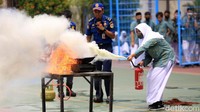 Para pelajar ini tampak antusias saat mengikuti pelatihan penanganan kebakaran.