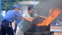 Seorang pelajar mencoba memadamkan api dengan handuk basah saat pelatihan kebencanaan di MAN 8, Cakung, Jakarta Timur, Kamis (29/9/2022).