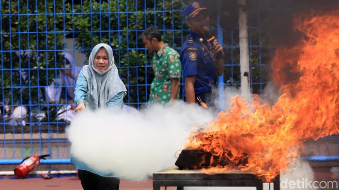 Para siswa dan guru di MAN 8, Cakung, Jakarta Timur, mengikuti pelatihan kebencanaan. Begini momennya.