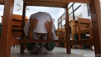Para siswa dan guru MAN 8, Cakung, Jakarta Timur, mengikuti pelatihan kebencanaan, Kamis (29/9/2022).