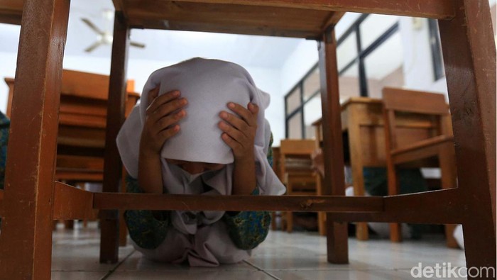 Momen dan Ekspresi Siswa saat Ikuti Pelatihan Kebencanaan Para siswa dan guru di MAN 8, Cakung, Jakarta Timur, mengikuti pelatihan kebencanaan. Begini momennya.