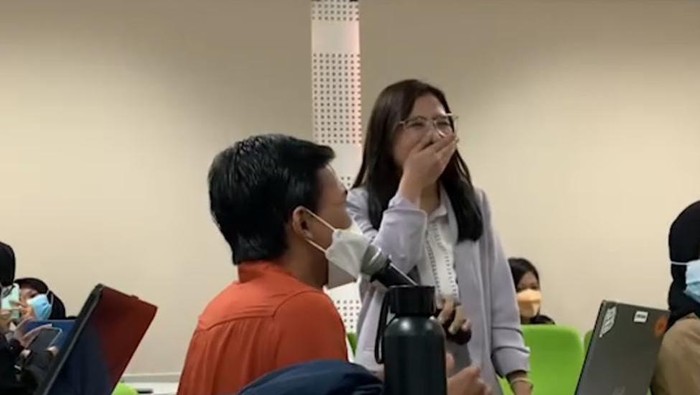 Momen mahasiswa UGM mbribik Prilly Latuconsina saat jadi dosen tamu, Kamis (29/9/2022)