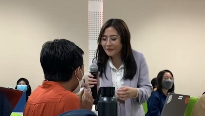 Momen mahasiswa UGM mbribik Prilly Latuconsina saat jadi dosen tamu, Kamis (29/9/2022)
