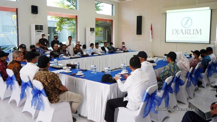 Momen Mendag Bertemu Petani Tembakau dan Tinjau Pabrik Rokok di Kudus Menteri Perdagangan Zulkifli Hasan (Zulhas) melakukan pertemuan dengan petani tembakau. Setelah pertemuan tersebut, Zulhas mengunjungi salah satu pabrik rokok di Kudus, Jawa Tengah, Rabu (28/9/2022).