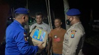 Satpolairud Polres Karimun memberikan bantuan kepada dua nelayan yang hanyut hingga di perairan Pontian, Malaysia. Kedua nelayan itu kini telah kembali ke rumahnya masing-masing. (Foto: Istimewa)