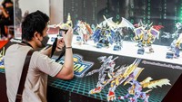 Tak sedikit dari mereka yang berkunjung ke pameran ini sekaligus mengabadikan koleksi gundam dengan ponsel maupun kamera poket mereka.