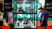 Pengunjung melihat gundam yang berada di dalam etalase pada pameran Hobi Bandai Spirits di Mall Taman Anggrek, Jakarta Barat, Rabu (28/9/2022). Pameran ini sebelumnya absen selama 2 tahun akibat pandemi.