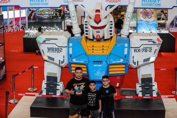 Pengunjung berfoto bersama patung Gundam RX-78-2. Kali ini dipamerkan patung kepala atau setengah badan dengan skala 1:1 untuk kali pertama di Jakarta. Pengunjung berfoto bersama patung Gundam RX-78-2. Kali ini dipamerkan patung kepala atau setengah badan dengan skala 1:1 untuk kali pertama di Jakarta.