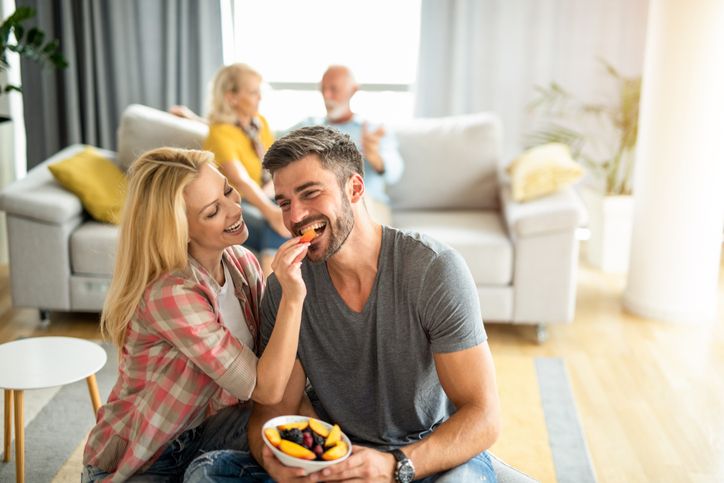 Pandangan Islam suami istri makan satu piring berdua