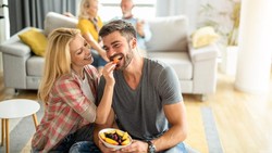 Pandangan Islam soal Suami Istri Makan Sepiring Berdua