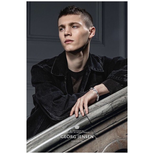 Sedangkan sang adik punya pesona yang tak kalah menawan dari kakaknya. Pria 19 tahun tersebut pertama kali jadi model untuk koleksi kalung dari Georg Jensen. Sejak itu, banyak orang memprediksi ia akan mengikuti jejak kakaknya yang sering tampil di berbagai majalah dan peragaan busana.Foto: Instagram