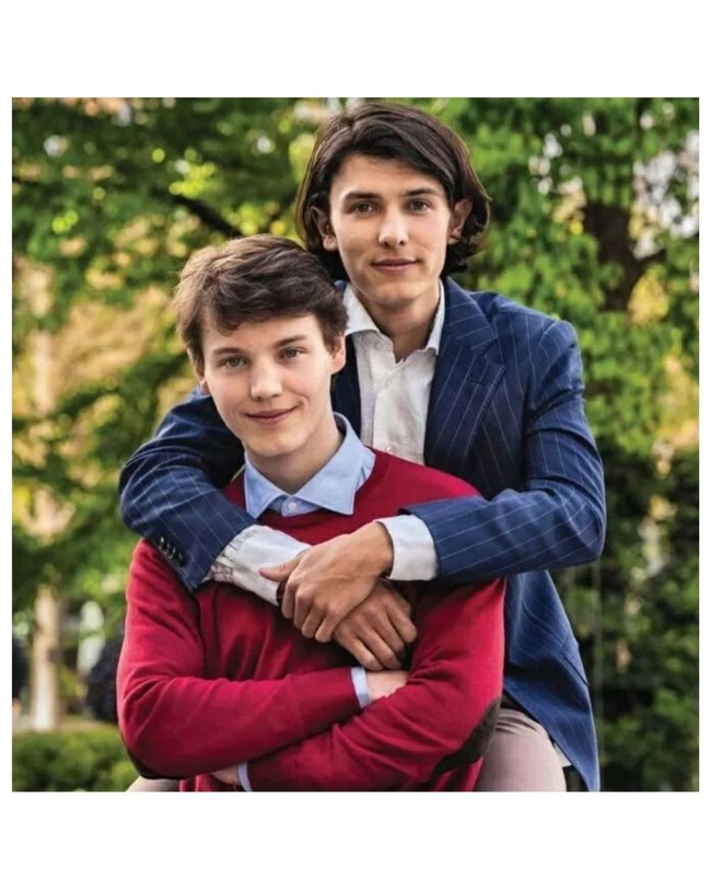 Ratu Margrethe II dari Denmark membuat keputusan mengejutkan untuk mencabut status bangsawan cucu-cucunya. Pemimpin kerajaan berusia 82 tahun tersebut menghapus gelar His atau Her Highness yang berlaku mulai tahun depan. Dua diantara cucu sang ratu yang gelarnya dicopot adalah Nikolai dan Felix yang terjun ke dunia model.Foto: Instagram