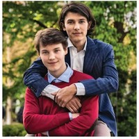 Ratu Margrethe II dari Denmark membuat keputusan mengejutkan untuk mencabut status bangsawan cucu-cucunya. Pemimpin kerajaan berusia 82 tahun tersebut menghapus gelar His atau Her Highness yang berlaku mulai tahun depan. Dua diantara cucu sang ratu yang gelarnya dicopot adalah Nikolai dan Felix yang terjun ke dunia model.Foto: Instagram