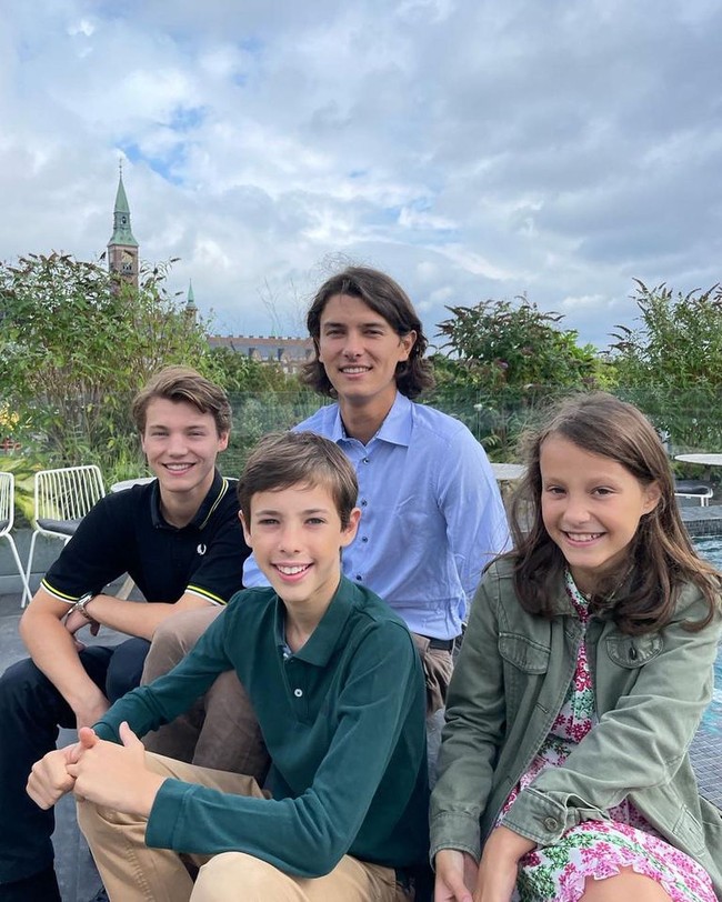 Empat cucu Ratu Margrethe, Nikolai, Felix, Henrik, dan Athena tidak lagi disebut sebagai His atau Her Highness mulai 1 Januari 2023. Sang ratu mengambil keputusan tersebut dengan harapan keempat saudara ini bisa membentuk hidup mereka tanpa merasa dibatasi dengan tugas atau aturan kerajaan yang formal.Foto: Instagram